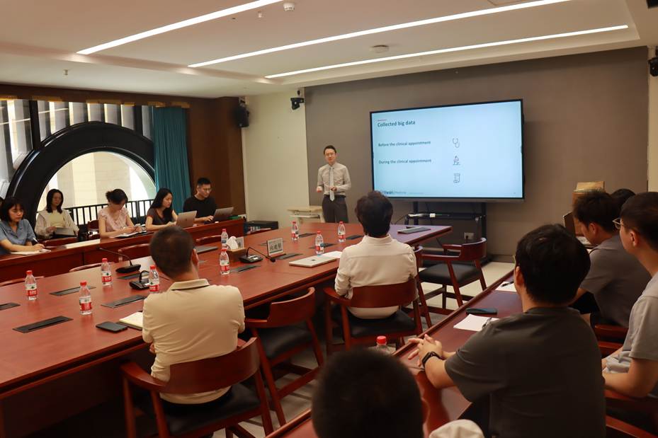 会议室里的人们

描述已自动生成